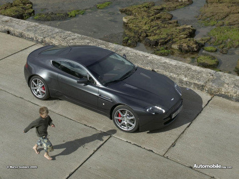 Aston Martin V8 Vantage фото