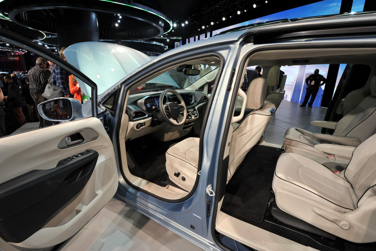 Chrysler Town and Country фото 166535