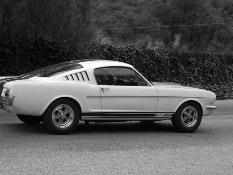 Ford Mustang Shelby GT350 фото