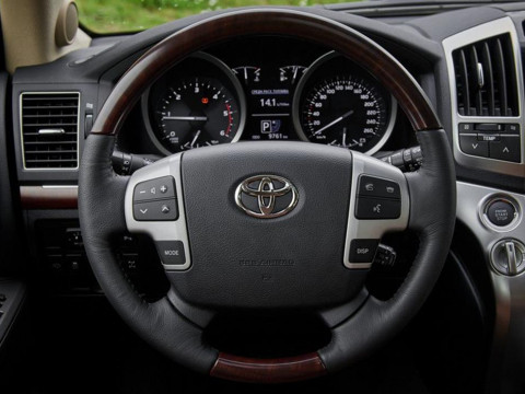 Toyota Land Cruiser 200 фото