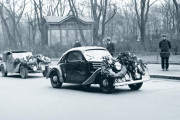 «Шкоду-Популяр» выпускали в 1934– 1938 гг. с моторами мощностью 20–28 л.с. и трехступенчатой коробкой передач, сблокированной с задним мостом. В 1936-м автомобиль занял второе место в своем классе в престижном ралли «Монте-Карло»