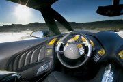 Экранчики на руле показывают режим работы трансмиссии. Указатель давления масла и вспомогательный дисплей – в двери