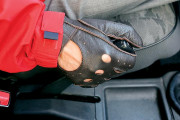 Работая ручником, обязательно удерживайте кнопку нажатой, чтобы избежать продолжительной блокировки задних колес.