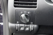 Пульт управления головным светом типично по-немецки расположен слева от рулевой колонки