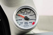 Как и положено спортивному авто, стандартная комбинация приборов дополнена указателем температуры масла в трансмиссии, который вынесен на левую стойку ветрового стекла