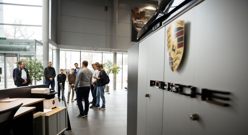 Познакомьтесь с историей бренда Porsche во время интерактивных экскурсий в Порше Центр Пулково