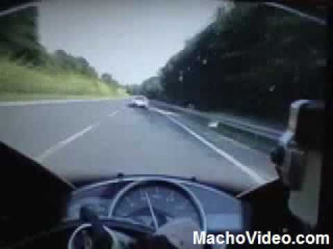 Bugatti Veyron vs. Yamaha R1 RACING DOWN MOTERWAY
