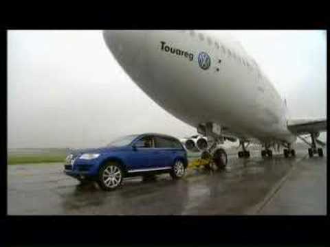 VW Touareg тянет 200-тонный самолет Boeing 747