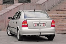 Догадаться, глядя с тыла, что перед вами не Opel Astra второго поколения, а Chevrolet Viva LS, можно, только подойдя совсем близко, — по эмблеме и надписи на крышке багажника 