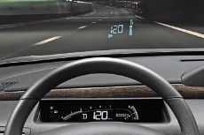 Показания цифрового спидометра дополнительно проецируются на ветровое стекло непосредственно перед глазами водителя. Эта, уже довольно давно применяемая на заокеанских авто технология, пришла из мира авиации
