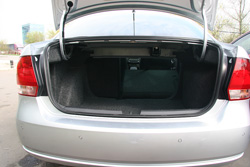Багажник VW Polo Sedan не только объемнее, но имеет практически идеальную форму.