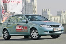 В прошлом году пробная партия этой модели появилась в Москве под маркой «Daewoo». Теперь это продукт, предлагаемый европейским отделением концерна GM с логотипом «Chevrolet» на решетке радиатора