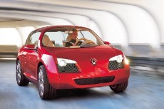 Renault Zoe Сохраняя широкую «переносицу» как фирменный стиль ближайших пяти лет, дизайнеры пытаются уйти от тривиальной формы радиаторной решетки