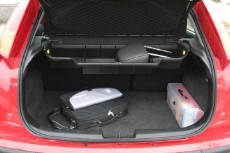 Пластмассовый блок, официально именуемый органайзером багажника, предлагают за дополнительную плату