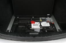 Под полом багажника, как это принято у BMW, — аккумулятор и набор инструмента. Вытащить тяжелую батарею с ее штатного места непросто, благо владельцы подобных автомобилей предпочитают делать это в сервисе