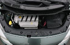 2,0-литровый силовой агрегат Renault Scenic немного проигрывает Opel в динамике, зато радует почти бесшумной работой