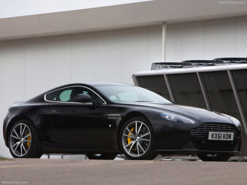 Aston Martin V8 Vantage фото