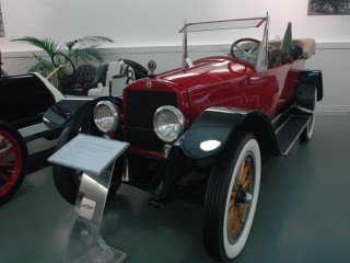 Standard Model E Touring фото