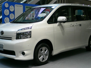 Toyota Voxy фото