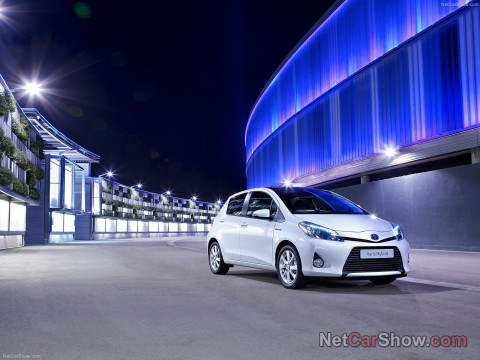 Toyota Yaris Hybrid фото