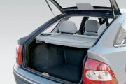 Багажник хэтчбека несколько меньше, чем седана, но позволяет перевозить крупногабаритные вещи