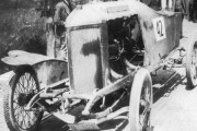 Автомобиль ФКР в начале гонки в Опатии в 1911 г. с Отто Хиронимусом, его разработчиком, за рулём. Стоит ли спрашивать почему автомобиль прозвали "Гроб"?