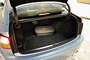 Багажник небольшой – 378 л, и спинка сиденья не складывается, однако ДЛЯ ДЛИННОМЕРОВ предназначен лючок в откидном подлокотнике