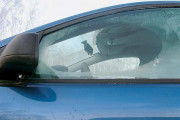 При температурах ниже -10–15°С в стекле водительской двери протаивает лишь небольшое окошко. Любопытно, что стекло правой двери остается чистым независимо от количества пассажиров.