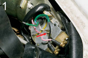 Провода на двигателе «классических» дворников. Зеленый провод, аккуратно отпаяв, следует надежно заизолировать – например, термоусадочным кембриком. Пайку и крепление остальных проводов тщательно проверить. Стрелкой показан освободившийся контакт.