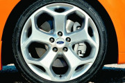 Focus ST стоит на эффектных пятиспицевых колесах, обутых в низкопрофильную резину размерности 225/40 R18