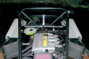 Перед двигателем, за спиной гонщика установлен тридцатилитровый топливный бак. Безопасность гарантируют резиновая оболочка и пористый наполнитель.