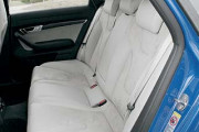 При необходимости «Ауди-S6» послужит и семейным автомобилем – на заднем диване просторно и детишкам, и взрослым. Кстати, сиденье можно сложить – получится спортивный грузовик.