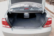 Трансформация большого багажника сводится к открыванию лючка в салон. Эта опция доступна только в максимальной комплектации.