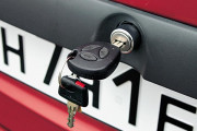 Разблокировать центральный замок или открыть багажник можно не только непосредственно, но и кнопкой «с ключа»