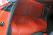 Задние сиденья (чистая условность) тоже одеты в красную кожу