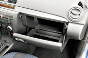 Mazda 3 Перчаточный ящик, практически такой же, как и у Focus, имеет средние размеры
