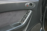 Клавиши управления стеклоподъемниками, увы, не имеют подсветки, как на Mazda 626