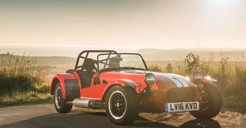 Спортивный автомобиль Caterham впервые обзавелся светодиодными фарами