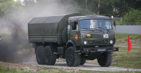 «Мастера автобронетанковой техники»: девушки на военных КамАЗах