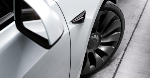 Модели Tesla научились следить за износом шин