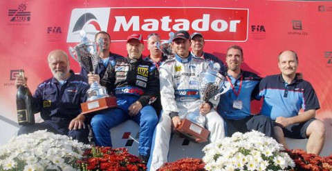 Триумфаторы Matador Czech Truck Prix Маркус Босигер (слева) и Давид Вршески с командой