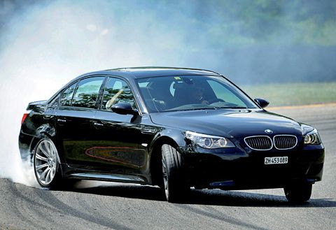 После семейства M3 с результатом 2465 проданных автомобилей идёт модель BMW M5.