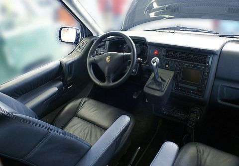 В Porsche вы точно не найдёте такого просторного салона. Руль и ключ зажигания — от купе 911.