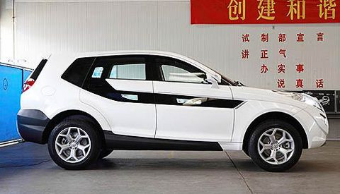 По мнению китайцев, солидность автомобилю придаёт куча блестящих штучек. Вот и хромировали они концепт по самое не могу — аж глаза слепит.