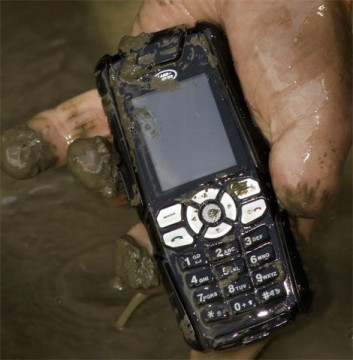 Телефон не боится падения в воду и без проблем переносит 30-минутное пребывание на метровой глубине. 
