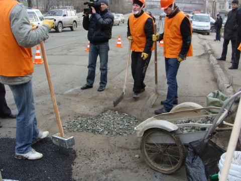 Фото с места события РИА PrimaMedia. Мэру Владивостока показали, как надо ремонтировать дороги. Автор: Юрий Евдан