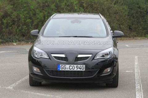 Opel Astra Sports Tourer 2011