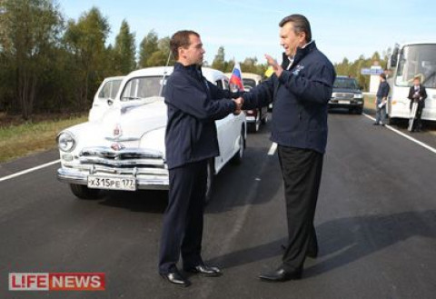Перед стартом Дмитрий Медведев и Виктор Янукович ударили по рукам