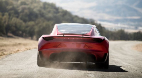 Неожиданно: Илон Маск презентовал товарный Tesla Roadster