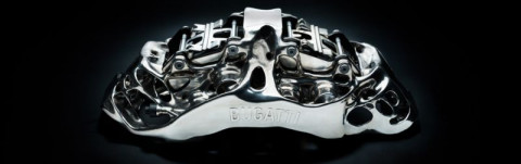 О 3D-печати чаще говорят применительно к пластмассам, но и металлы тоже применяются. Скажем, недавно компания Bugatti впервые напечатала тормозной суппорт, причём из титанового сплава.